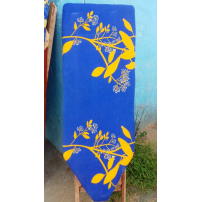 Table à repasser pliante avec une housse bleue décorée de motifs floraux jaunes(Petit Model) - Avec support du fer à repasser