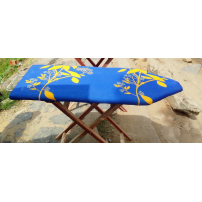 Table à repasser pliante avec une housse bleue décorée de motifs floraux jaunes(Petit Model) - Avec support du fer à repasser